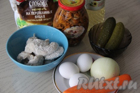 Подготовить продукты для салата "Машеровский". Куриное филе отварить в кипящей воде в течение минут 25-30, затем полностью остудить мясо. Сварить вкрутую 3 яйца (варить с момента закипания 8-10 минут), дать им остыть и очистить. Морковку и лук тоже почистить.