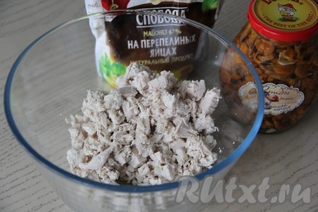 Остывшее куриное филе нарезать (или порвать мясо на волокна), выложить в салатник.