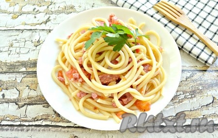 Аппетитные макароны с колбасой и помидорами готовы, сразу раскладываем со сковороды по тарелкам и подаём к столу. Блюдо незатейливое, но для повседневного домашнего меню оно незаменимо, так как готовится просто и быстро, а получается и вкусным, и сытным.