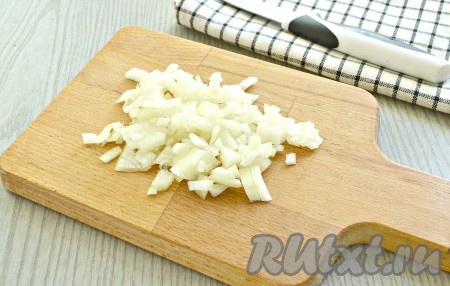 Очистить репчатый лук, а затем нарезать его на средние кусочки.