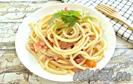 Макароны с колбасой и помидорами на сковороде