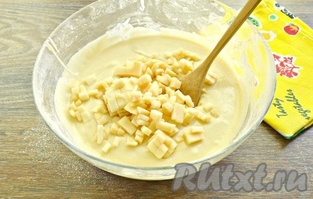 Яблоки можно взять любого сорта. Яблоки очистить, нарезать на мелкие кубики, добавить в тесто, перемешать ложкой.