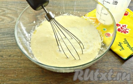Затем в получившуюся смесь влить кефир комнатной температуры, вновь перемешать миксером (примерно, в течение секунд 30).