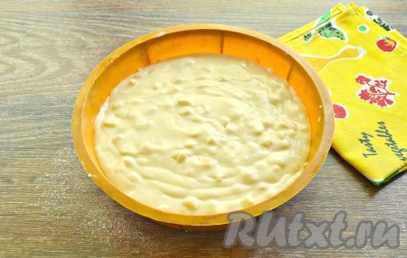 Форму для выпечки (я взяла круглую форму диаметром 22 см) смазать кусочком сливочного масла, влить густое тесто с кусочками яблок.