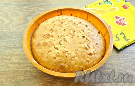 Поставить форму в разогретую до 180 градусов духовку на 50-55 минут. Если верх пирога во время выпечки начнёт пригорать, накрыть его пергаментом. Готовность яблочного пирога проверить сухой деревянной палочкой (при прокалывании готового пирога палочка останется сухой).