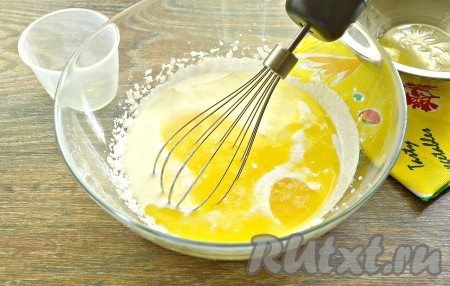 В получившуюся смесь влить растительное масло и растопленное сливочное масло, перемешать миксером в течение 1 минуты.