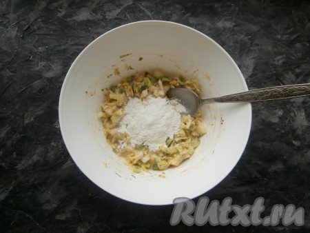 Хорошенько перемешать капустную массу и всыпать муку, снова перемешать. Тесто для выпекания блинов получится достаточно густым.