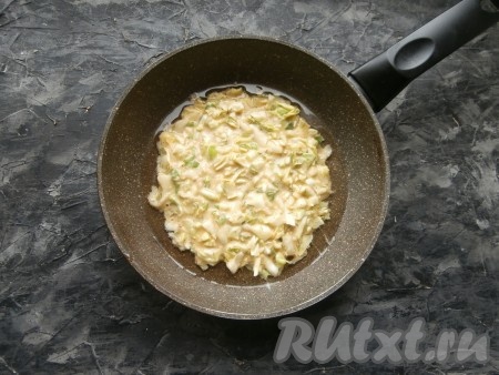 Сковороду очень хорошо разогреть с растительным маслом и выкладывать в неё капустное тесто ложкой в виде блинчика (лучше блины делать не слишком большими - легче будет переворачивать).