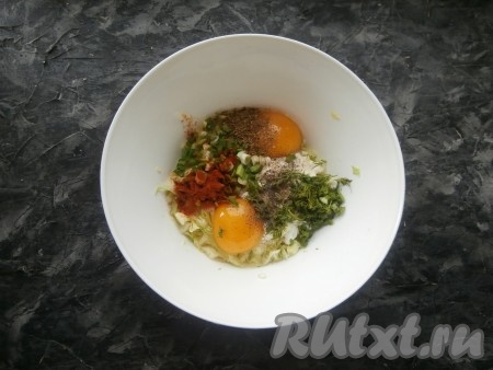 Далее добавить измельчённую зелень лука и укропа, паприку, чёрный молотый перец, приправу для овощей, если нужно, подсолить.