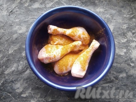 Промытые и обсушенные куриные ножки выложить в этот соус, посыпать их приправой.