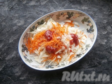 Капусту посолить, посыпать специями, поперчить, добавить сахар и томатный соус.