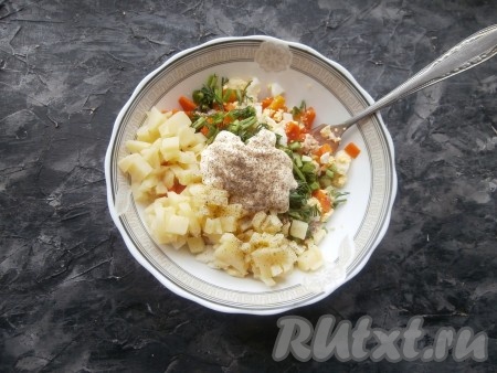 Добавить несколько столовых ложек майонеза, посолить и поперчить по вкусу.