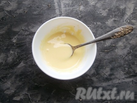 Взбить желток с сахаром венчиком (или миксером) до светлой, пышной, однородной массы.