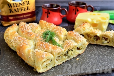 Пирог с сыром и зеленью из слоёного теста