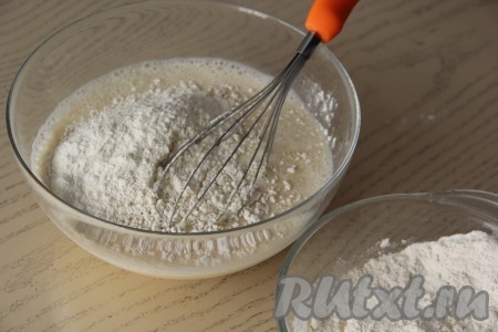 Всыпать муку, перемешивая медовое тесто венчиком.