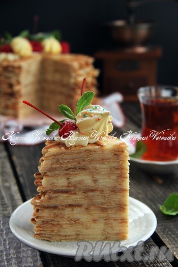 Посмотрите, каким красивым получается торт из домашних вафель в разрезе.
