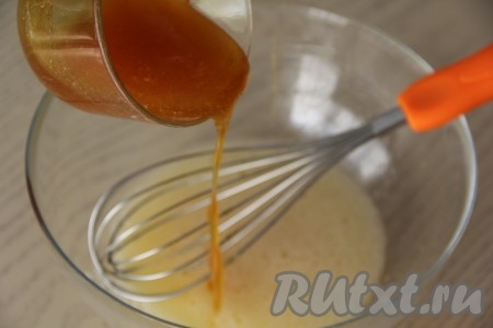 Перемешать массу венчиком и добавить мёд (если у вас недостаточно жидкий мёд, растопите его на водяной бане).