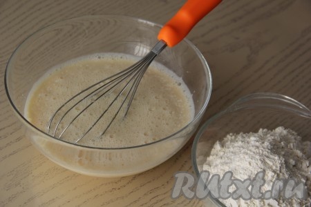 В медовую смесь влить молоко и перемешать.