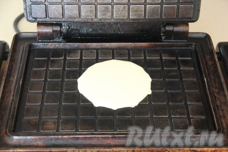 Этектровафельницу хорошо разогреть, я смазала маслом пластинки вафельницы только один раз. Выложить 1,5 столовые ложки теста и закрыть вафельницу.

