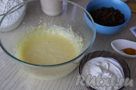 Взбить сахар с желтками в течение 4 минут миксером (масса посветлеет).