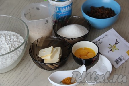 Масло заранее достаньте из холодильника, оно должно стать мягким, согревшись при комнатной температуре. Процесс замешивания теста начнём с разведения опары, для этого в тёплое молоко (температура не более 40 градусов) нужно всыпать дрожжи и сахар, перемешать и оставить на 15 минут (дрожжи в течение этого времени начнут работать и поверхность запенится).