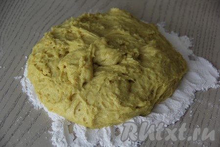 Хорошо присыпать стол (или силиконовый) коврик мукой и выложить тесто.