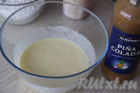 Влить ликёр (благодаря спиртному, тесто долго не черствеет) и перемешать.