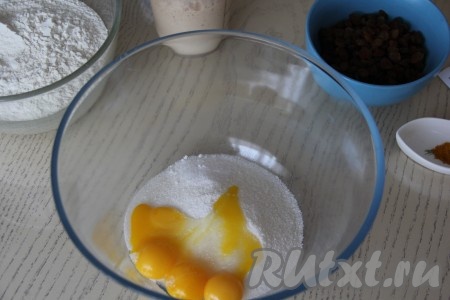 В достаточно объёмной миске соединить сахар, ванильный сахар, соль и желтки (я брала 4 маленьких яичных желтка).