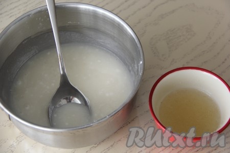 В небольшой миске желатин залить 30 мл холодной воды и оставить набухать минут на 15. В сотейник всыпать сахарную пудру, влить 30 мл воды, поставить на огонь, дать сиропу закипеть на среднем огне, периодически помешивая, и проварить до полного растворения кристалликов пудры, затем снять с огня и перелить в миску для взбивания. В горячий сироп добавить набухший желатин, взбить миксером в течение минут 5 (до белого цвета).