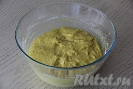 Оставить тесто в миске на 1 час в тепле. Я накрыла миску полотенцем. Тесто увеличится в объёме.