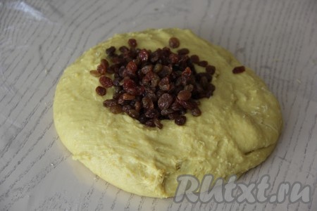 Предварительно подготовить изюм, залив его кипятком на 2-3 минуты, после этого откинуть его на дуршлаг и обсушить. Тесто вымешивать минут 7-10, оно станет пластичным и практически не липким. Добавить изюм и подмешать его в тесто.