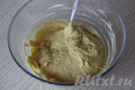 Перемешать тесто ложкой, оно получится вязким и липким, но муку добавлять не нужно.