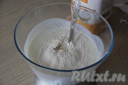 В кефирную смесь всыпать муку, перемешать тесто ложкой, а затем вымесить руками. Тесто получается очень удобным в работе, мягким и нежным.