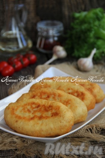 Подать готовые пироги к столу. Жареные пирожки с картошкой, приготовленные на кефире без добавления дрожжей, получились нежнейшими, мягкими и очень вкусными.