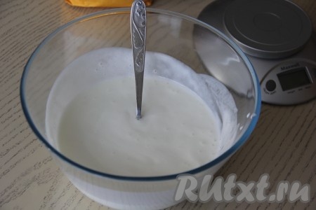 Сода погасится в кефире и масса станет пышной.