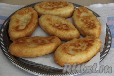 Для того чтобы убрать лишнее масло с готовых пирожков, их нужно вначале выкладывать на бумажное полотенце, а уже затем перекладывать на тарелку для подачи.