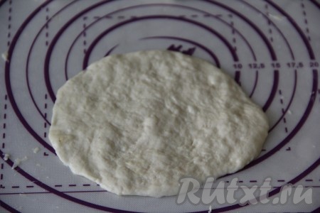 Разделить тесто на 20 частей (в результате у нас получатся 20 пирожков). Смазать руки в масле и сформировать из каждой части теста круг.