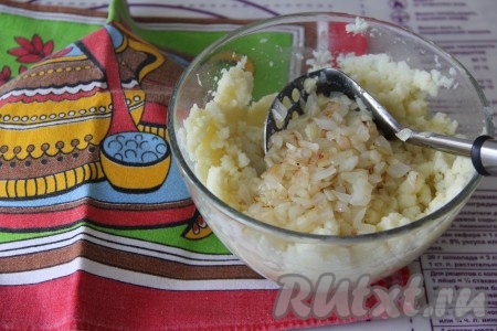 К размятому картофелю добавить жареный лук, очень хорошо перемешать, дать остыть и начинка для пирожков готова.