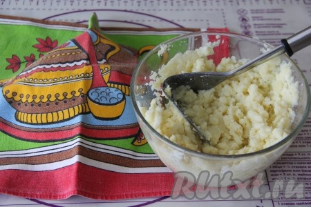 Варёную картошку размять с помощью толкушки до однородности.