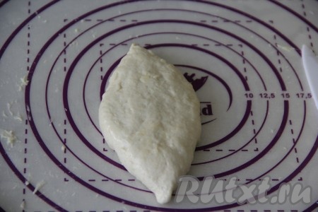 Сформировать пирожок, скрепив хорошо тесто над начинкой и выложить швом вниз.