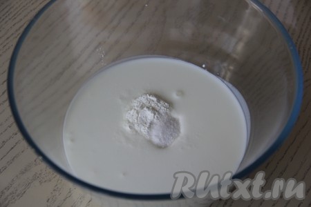 Теперь можно приступать к замешиванию бездрожжевого теста, для этого в кефир нужно добавить соду, соль, разрыхлитель, перемешать и оставить на 5 минут.