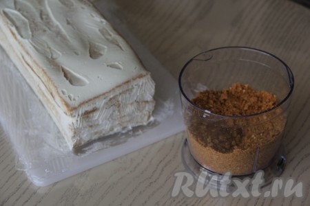 Остатки коржей измельчить в крошку для обсыпки.