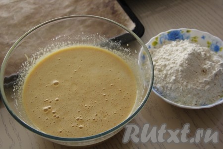 Перемешать массу миксером.