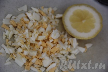 Пока рыбные тефтели тушатся в мультиварке, мы можем приготовить вкусный польский соус к рыбе. Яйца, сваренные вкрутую (в течение 8-10 минут с момента начала кипения воды), почистить и мелко нарезать.