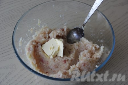 Тщательно перемешать рыбный фарш с рисом, добавить мягкое сливочное масло и хорошо перемешать.