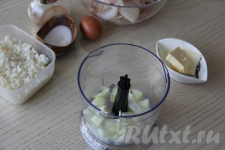 Лук почистить и измельчить в измельчителе комбайна (или пропустить через мясорубку).