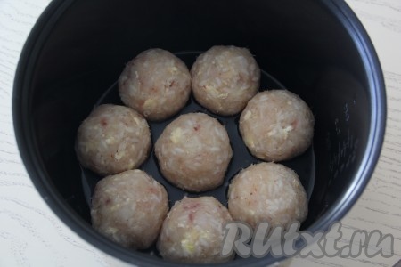 Влить немного воды на дно чаши.