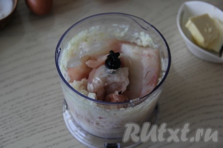 Затем добавить кусочки рыбного филе и измельчить до состояния фарша (или пропустить филе рыбы через мясорубку).