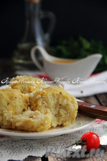 Очень вкусные и полезные рыбные тефтели достать из мультиварки, полить соусом и подать к столу.