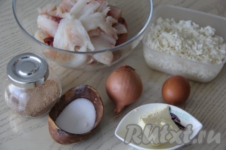 Подготовить продукты. Рис можно использовать оставшийся от ужина или сварить предварительно (для того чтобы отварить рис, промойте его, выложите в кастрюлю с кипящей водой и варите с момента закипания минут 15-20, затем лишнюю воду слейте, дайте остыть). 50 грамм сливочного масла размягчить, дав ему полежать при комнатной температуре.